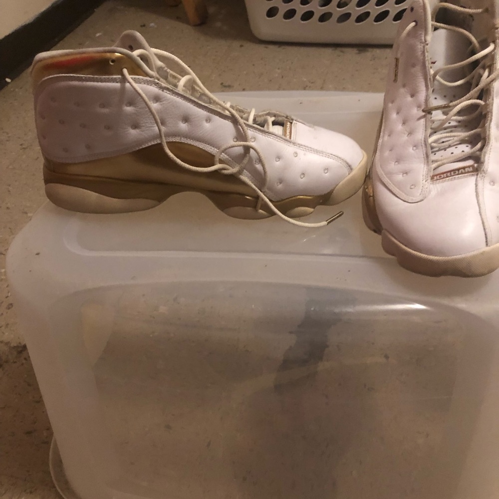 Tennis shoes